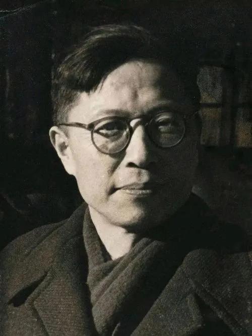◆楹联·咏曹禺先生

当代·黄永强

笔底波澜，看戏梦浮沉，雷雨惊长夜；

台前