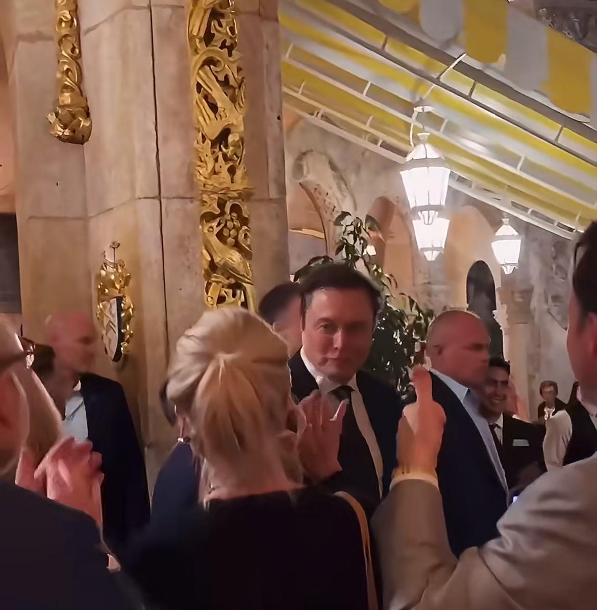 马斯克现身海湖庄园！

当地时间1月3日，特斯拉CEO马斯克现身海湖庄园，获得了