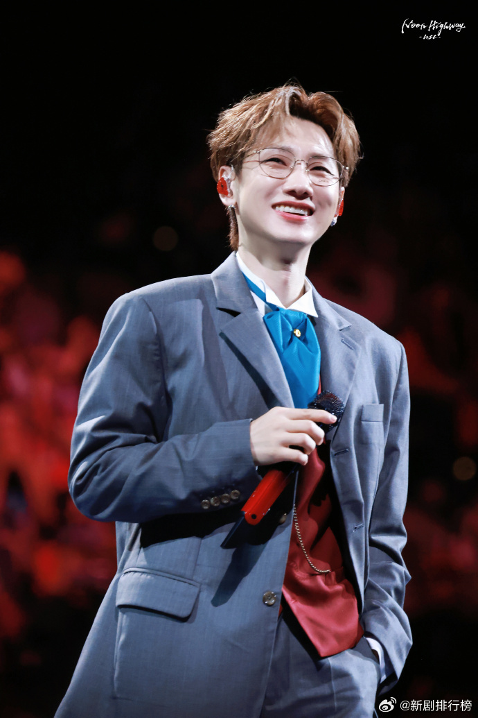 汪苏泷今天不握手了 谁没被他站在光里打招呼的模样打动，不握手又怎样，这份真诚就值