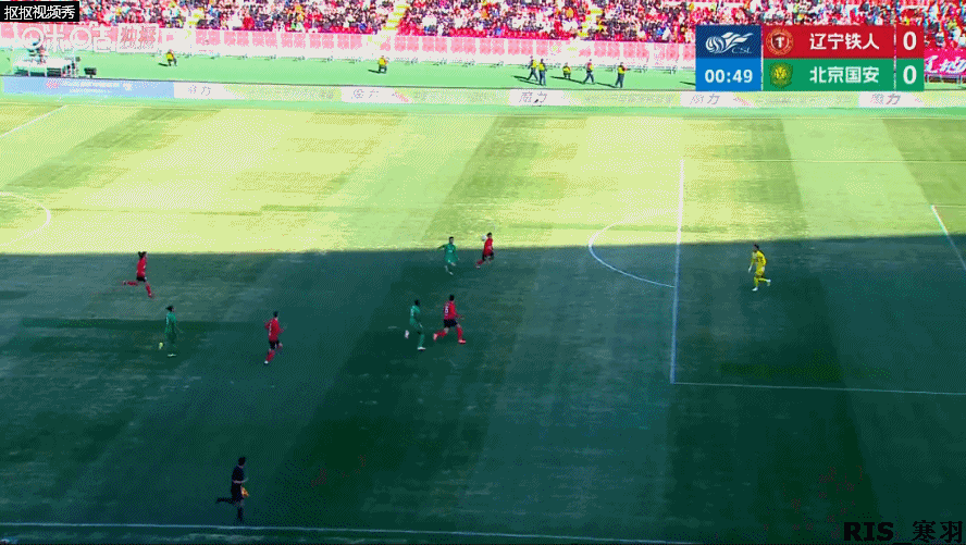 足球判罚解读 辽宁铁人门将开场就犯下低级错误：冲出禁区后用手摘高空球，被判罚直接