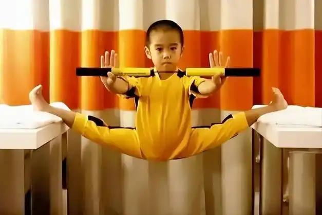 还记得那个穿着黄色运动服、挥着双截棍，把李小龙模仿得几乎一模一样的小男孩吗？谁能