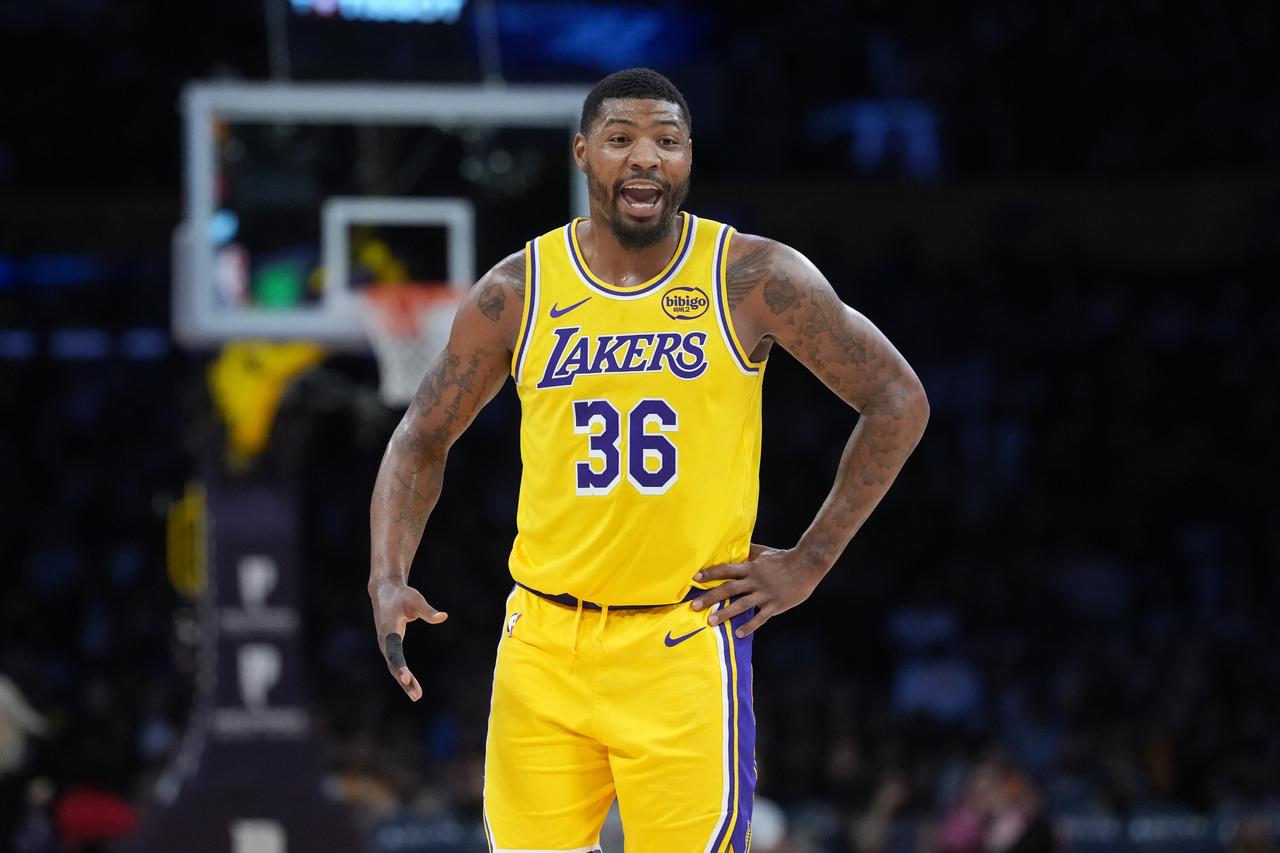 湖人第四，火箭第五，这两支球队将在季后赛第1轮展开对决。本场比赛基本上会是势均力