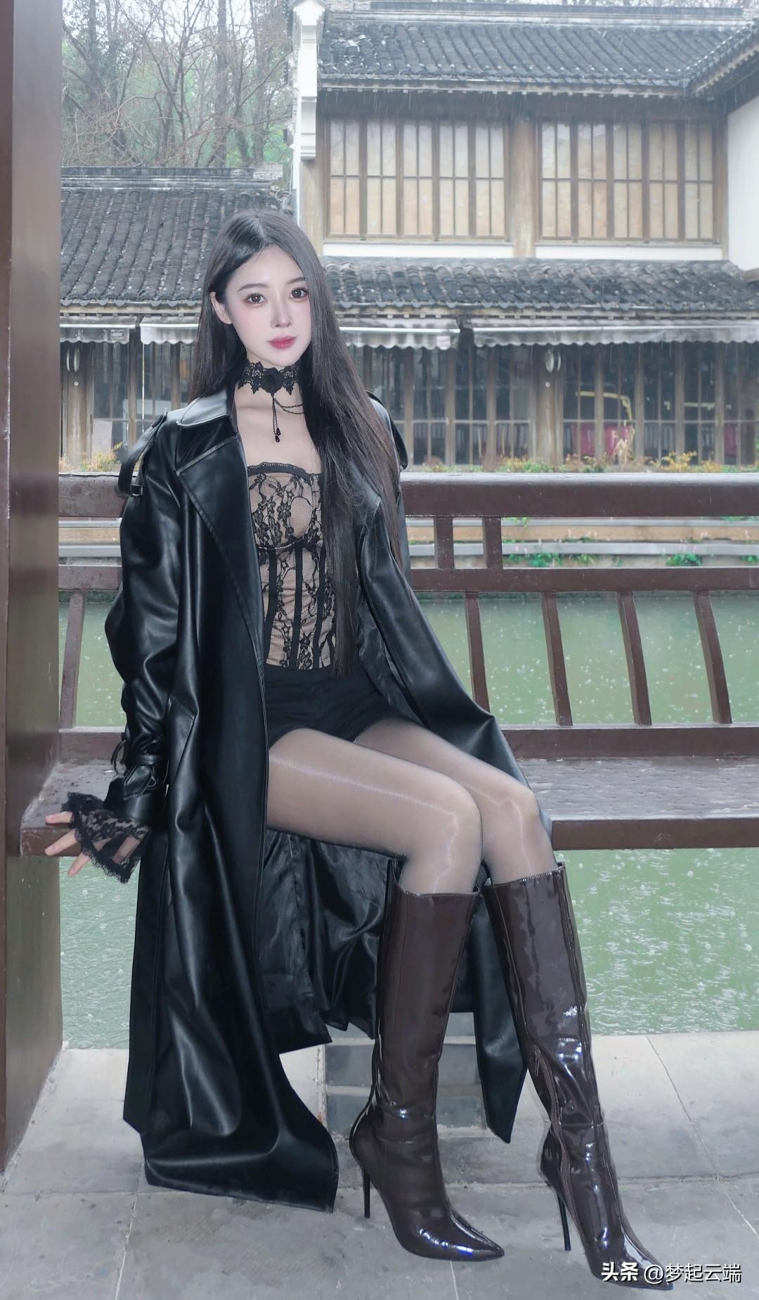 雨中漫步，黑衣少女，复古风情。