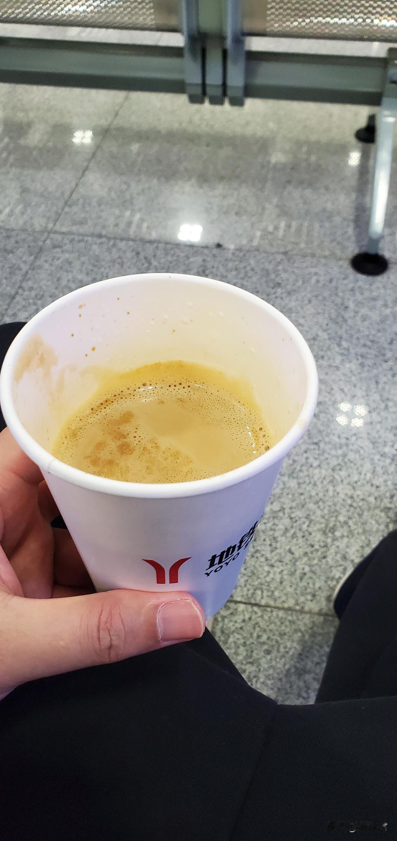 避雷！琶洲城轨站十元的机器人咖啡，只有半杯，咖啡机菜单并没显示容量，并且拿铁不是