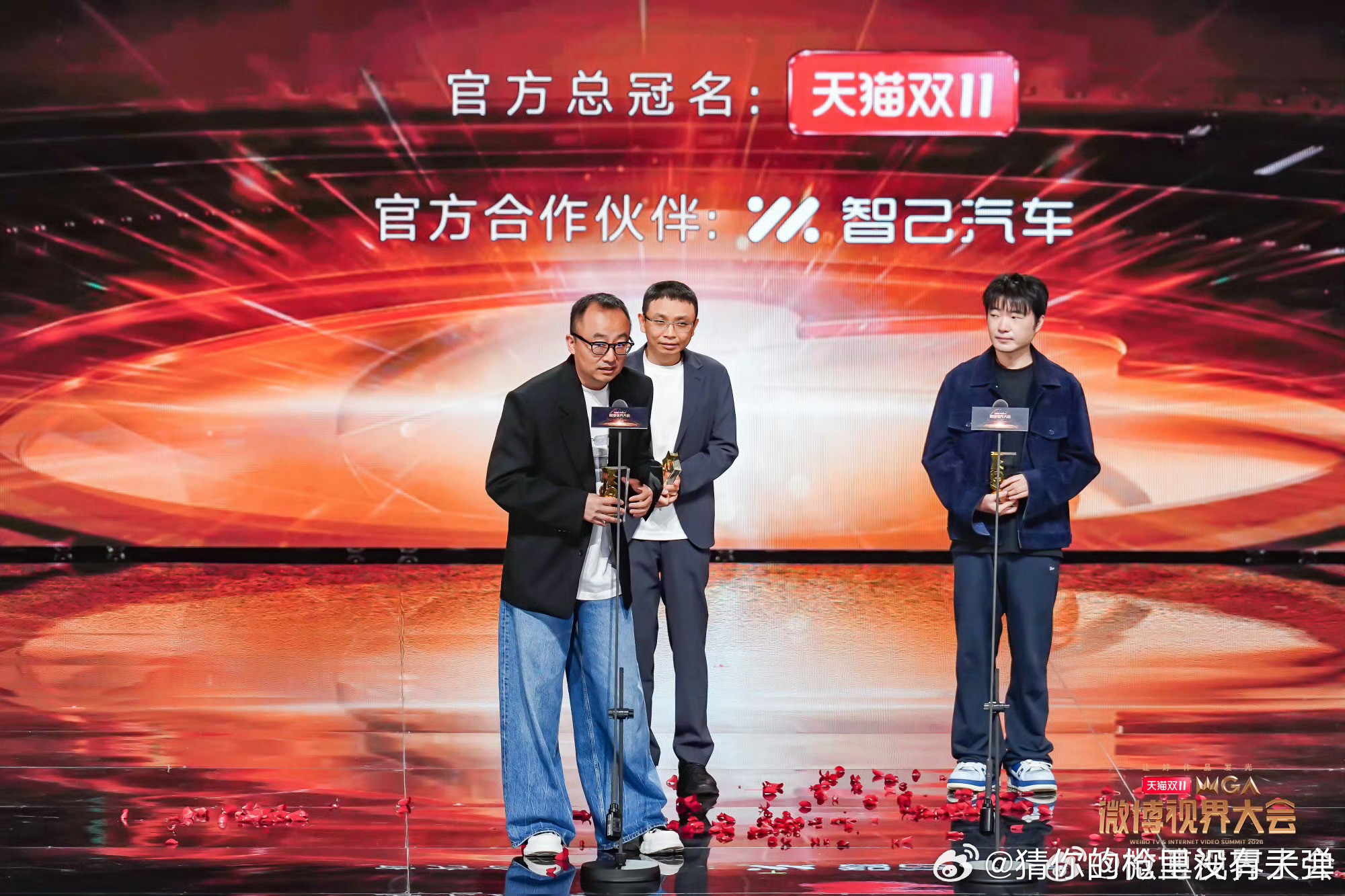 吴彤领奖卡壳谢娜笑出声吴彤领奖紧张卡壳，谢娜在旁边笑到停不下来，多年老友毫不拘谨