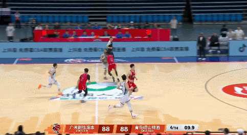 青岛男篮战胜龙狮男篮 韦瑟斯庞第四节一直没上，最后12秒上来投了个绝杀，太狠了。