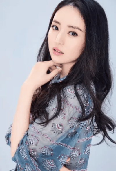 在《姐姐当家》发布会现场，董璇笑着公开了结婚的消息。曾经她说过只谈恋爱不二婚，可