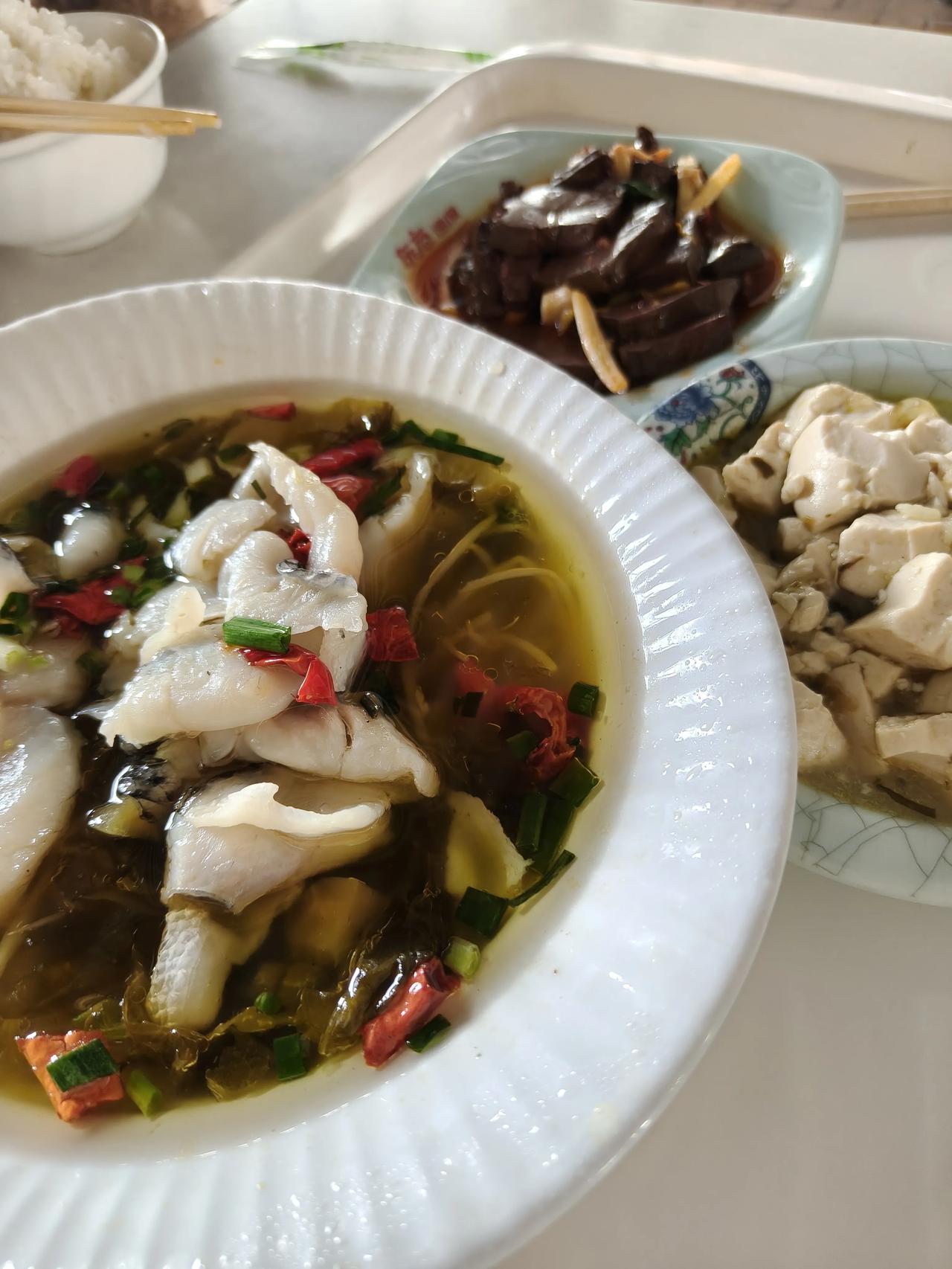 午餐时间，随便吃点，
继续赶路，加油加油⛽