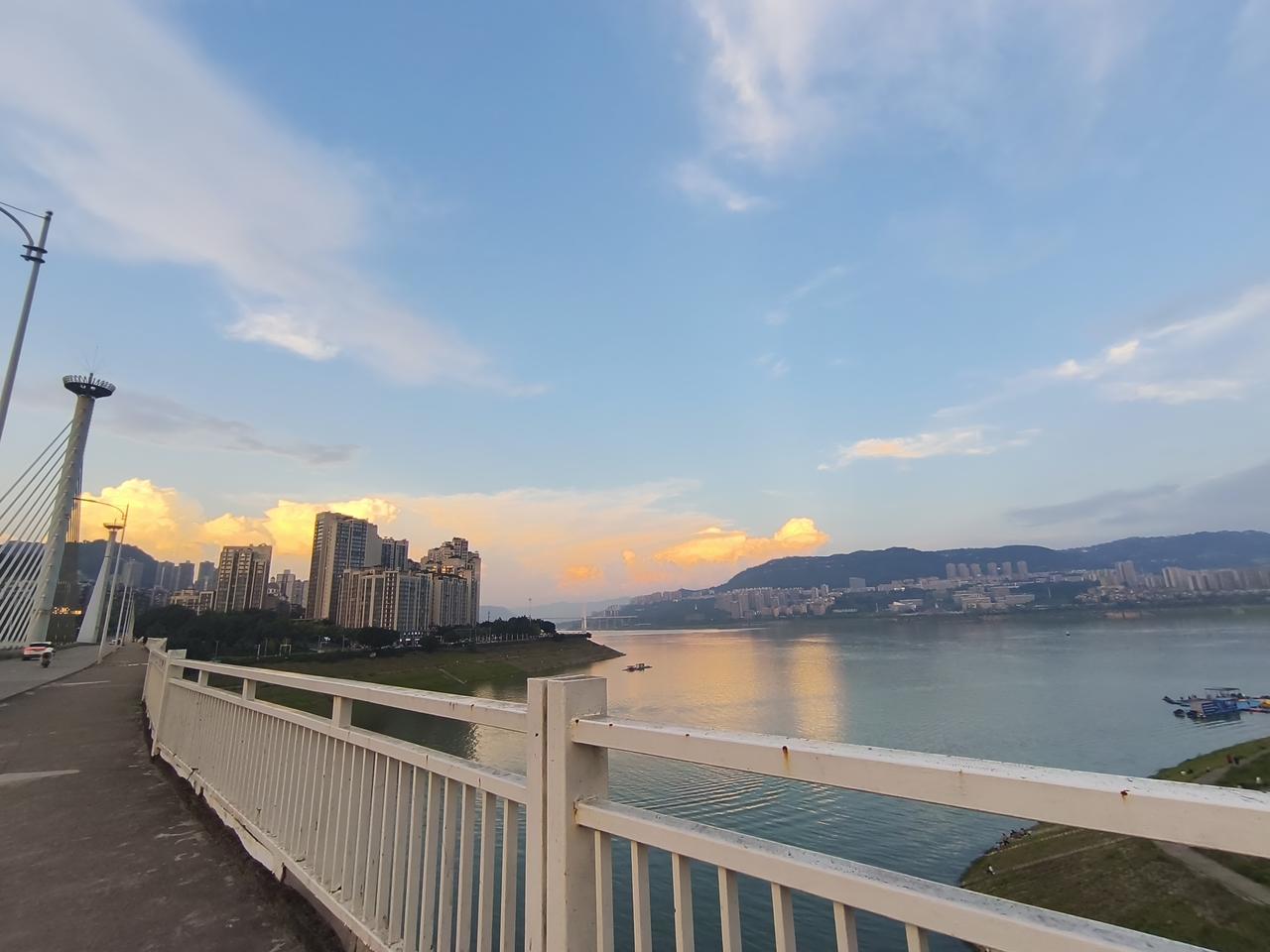从女性角度看万州vs开州。
还是开州更舒适一些。
开州地理情况市区平平的，逛街无