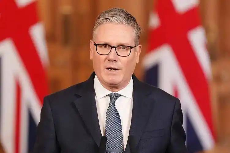 英国首相斯塔默周一宣布辞职，又给这个老牌帝国的衰落，添了新注脚。十年换七个首相，