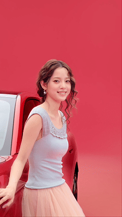 欧阳娜娜给年轻人种草乌梅子酱MONA 甜妹氛围感直接拉满！欧阳娜娜一身粉嫩裙装出