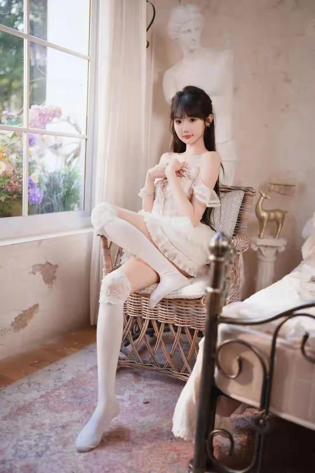 梦幻少女心，坐在藤椅上，穿着蕾丝裙，背景是古典雕像和花束。你认为哪种穿搭最时尚,
