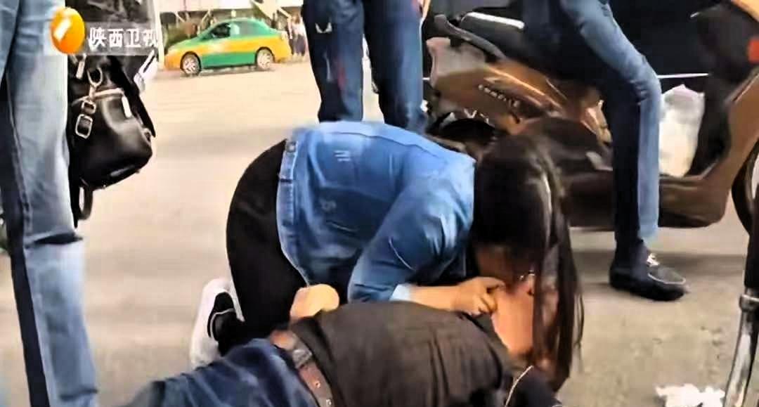 西安一女孩跪地抢救晕倒老人，老人不幸离世，谁料4天后，女孩发现对方家属全城拉横幅