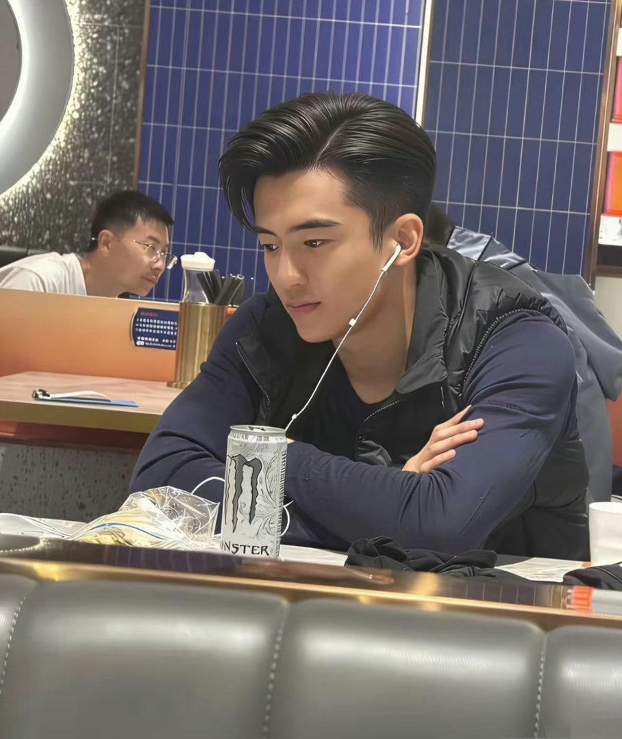 谢霆锋儿子是因为发型自然卷原因所以挡住了部分颜值，当给他换了个发型，你们看像谁 