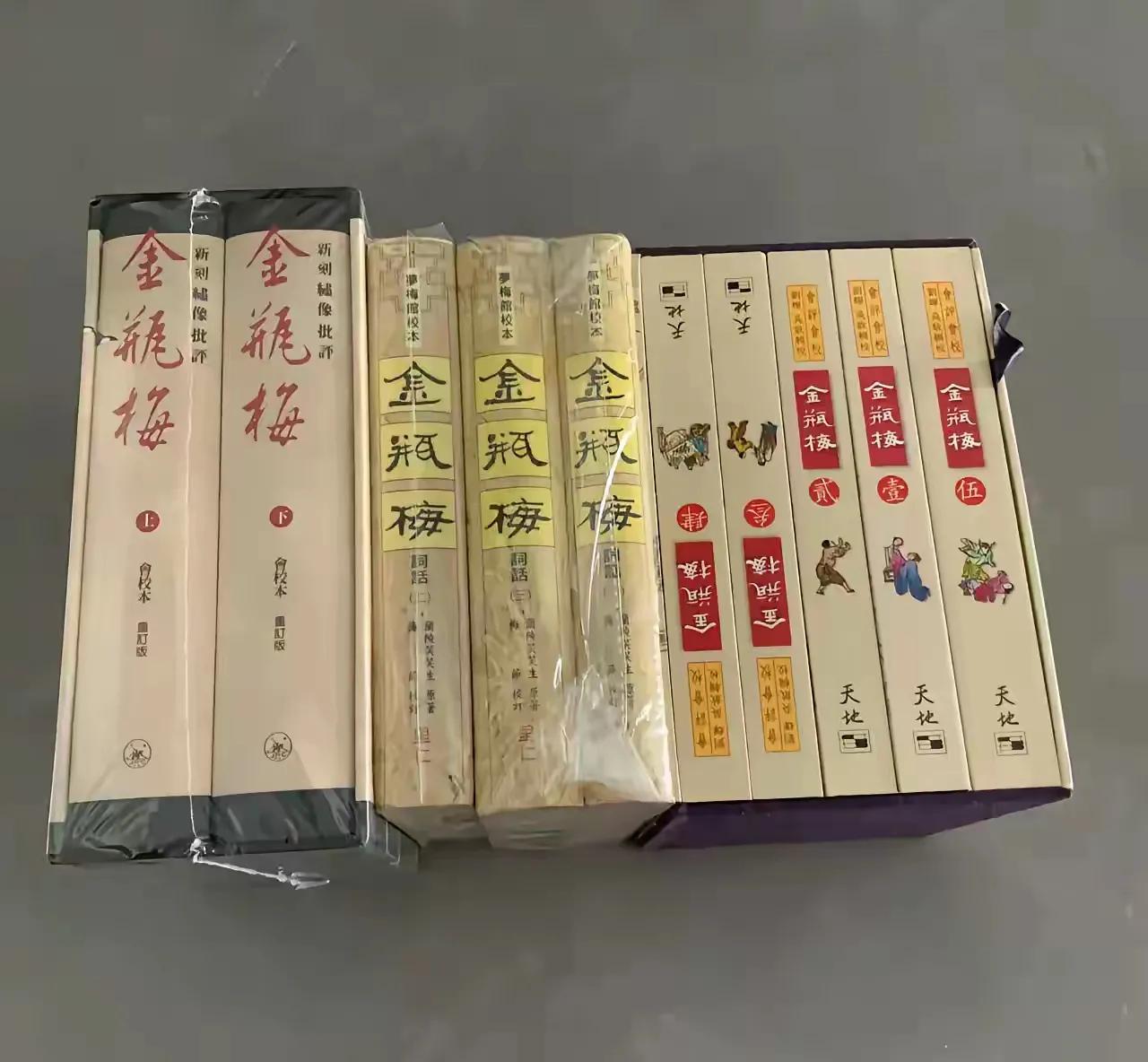 有个朋友说如果我那天去香港icon，顺便给他卖一套《金瓶梅》。我没带过这样的书籍