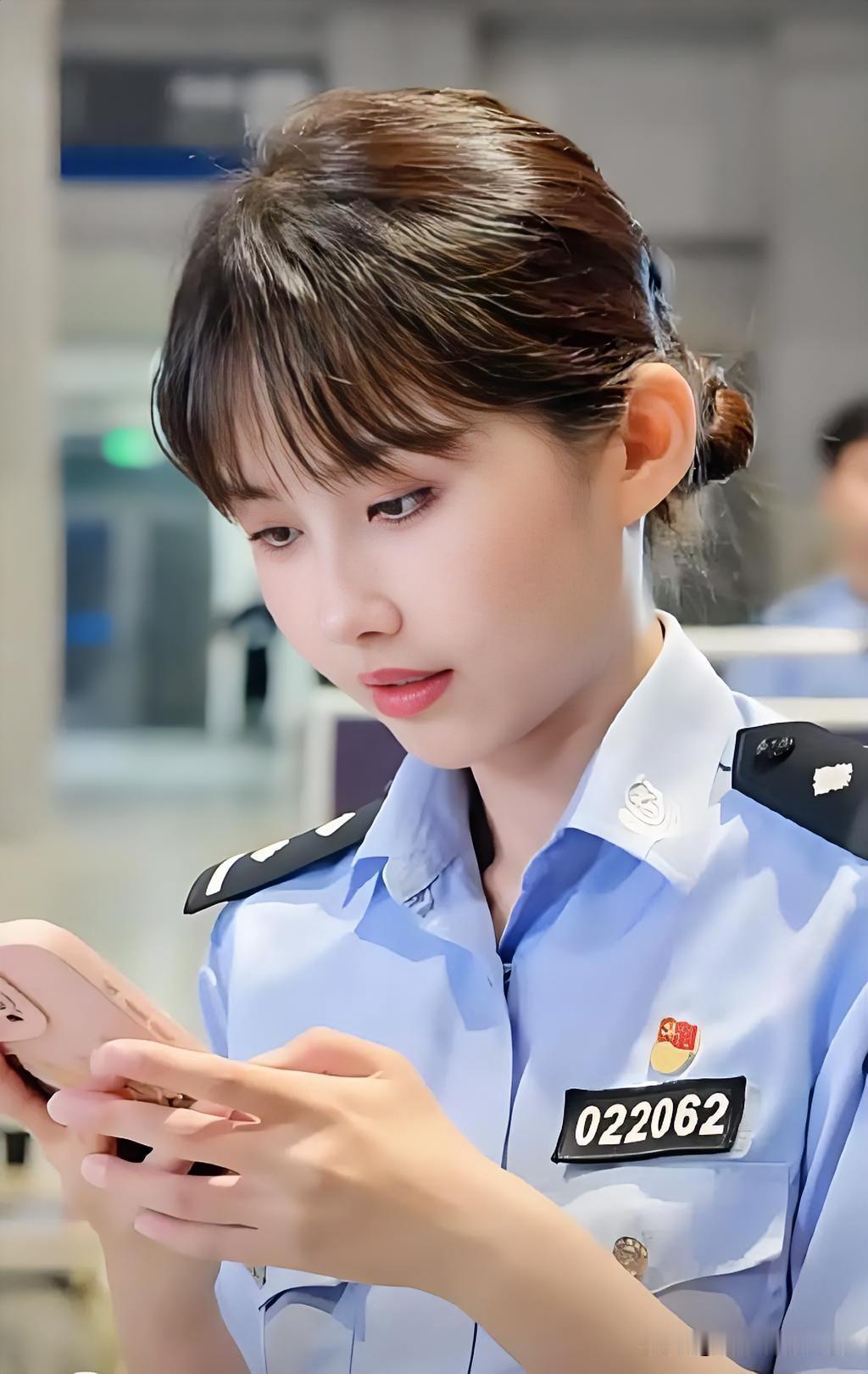 上海一位执勤女警的路人抓拍侧脸照意外走红，照片里她身着警服、未施粉黛，眉眼轮廓与