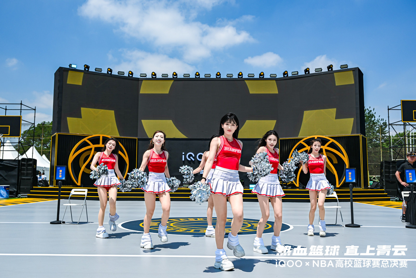 赛场间隙精彩不停，iQOOxNBA高校篮球赛总决赛现场迎来了活力满满的舞蹈表演。