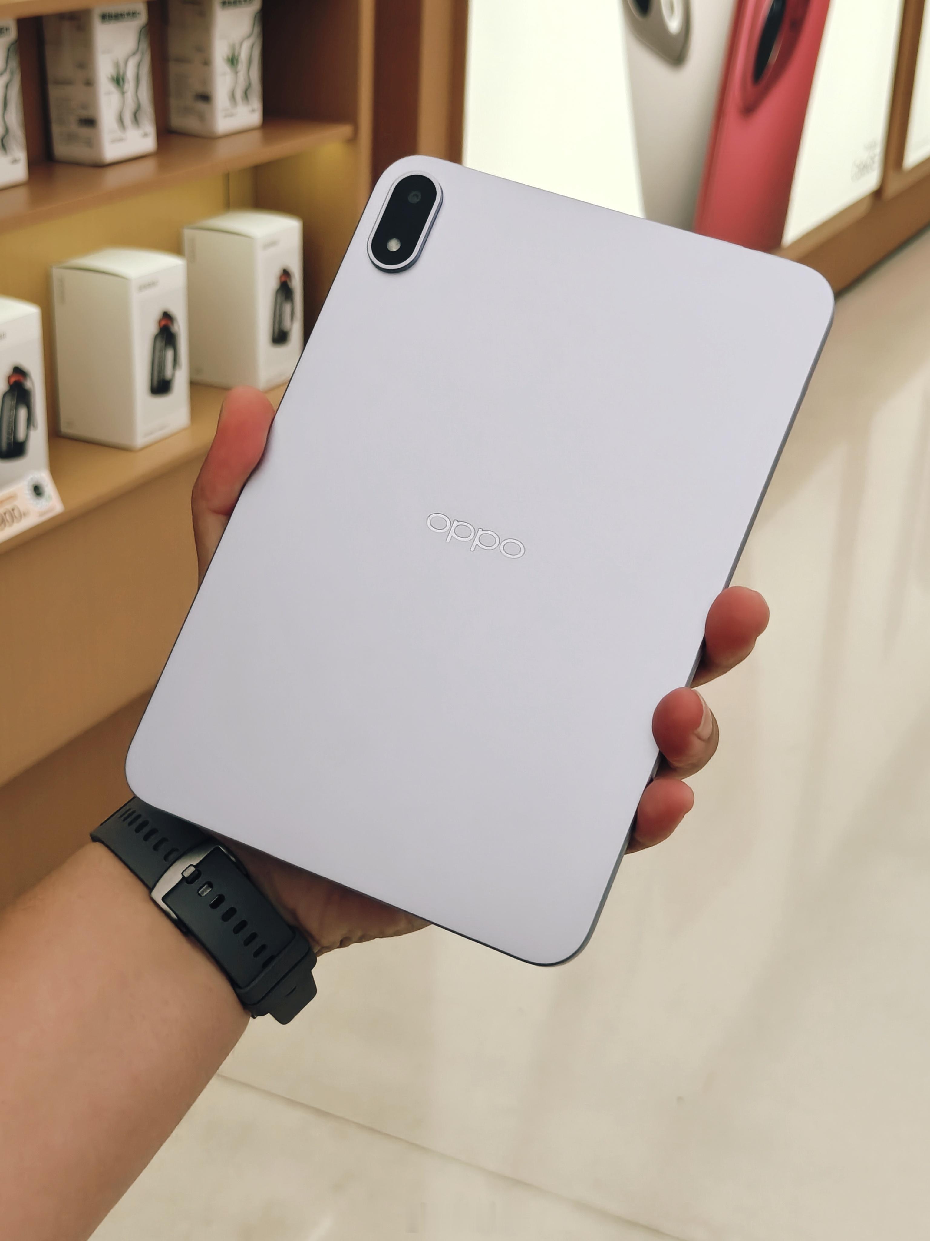 小 Pad 也很正啊，手感真绝。可惜没电了，看不到显示效果。不过！它的边框我看到