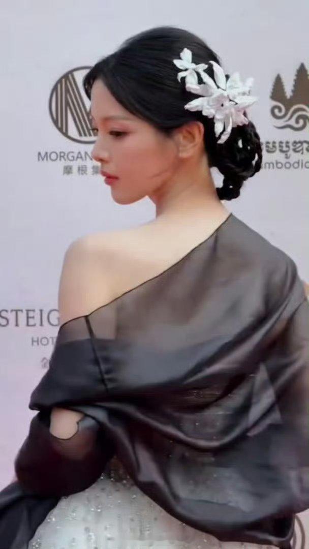杨超越亚洲电影节红毯杨超越的生图每出现一次都能震撼我一次。 ​​​