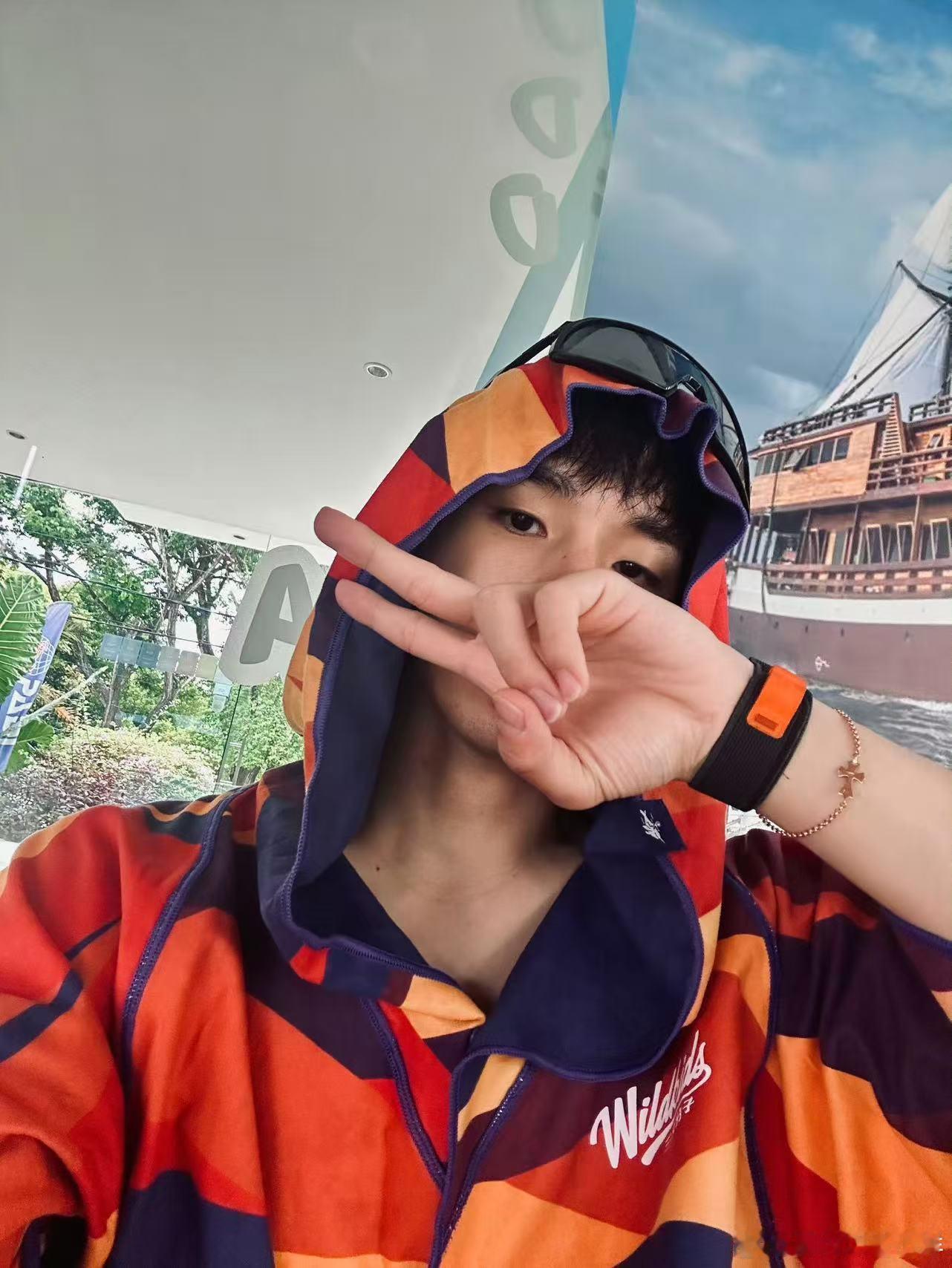 姚琛[超话]姚琛短跑一骑绝尘披荆斩棘 哥哥们都在奋力往前冲，姚琛直接跑在队伍最前