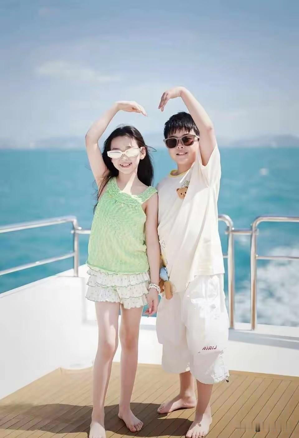 这不就是小说中的青梅竹马吗？
小酒窝和朵朵俩人年龄相仿，妈妈是闺蜜
经常一起玩、
