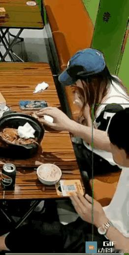 真是太缺德了，这么年轻，居然这么没素质！一男一女吃完饭准备离开时，桌上还摆着没吃