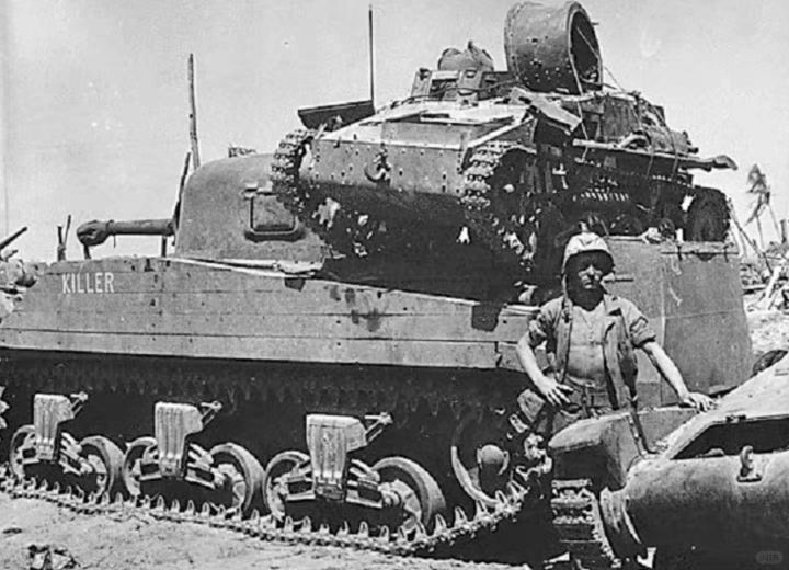 太平洋战争时美军用吊车将日军的94式轻型战车挂在了M4谢尔曼的车身后部
	
