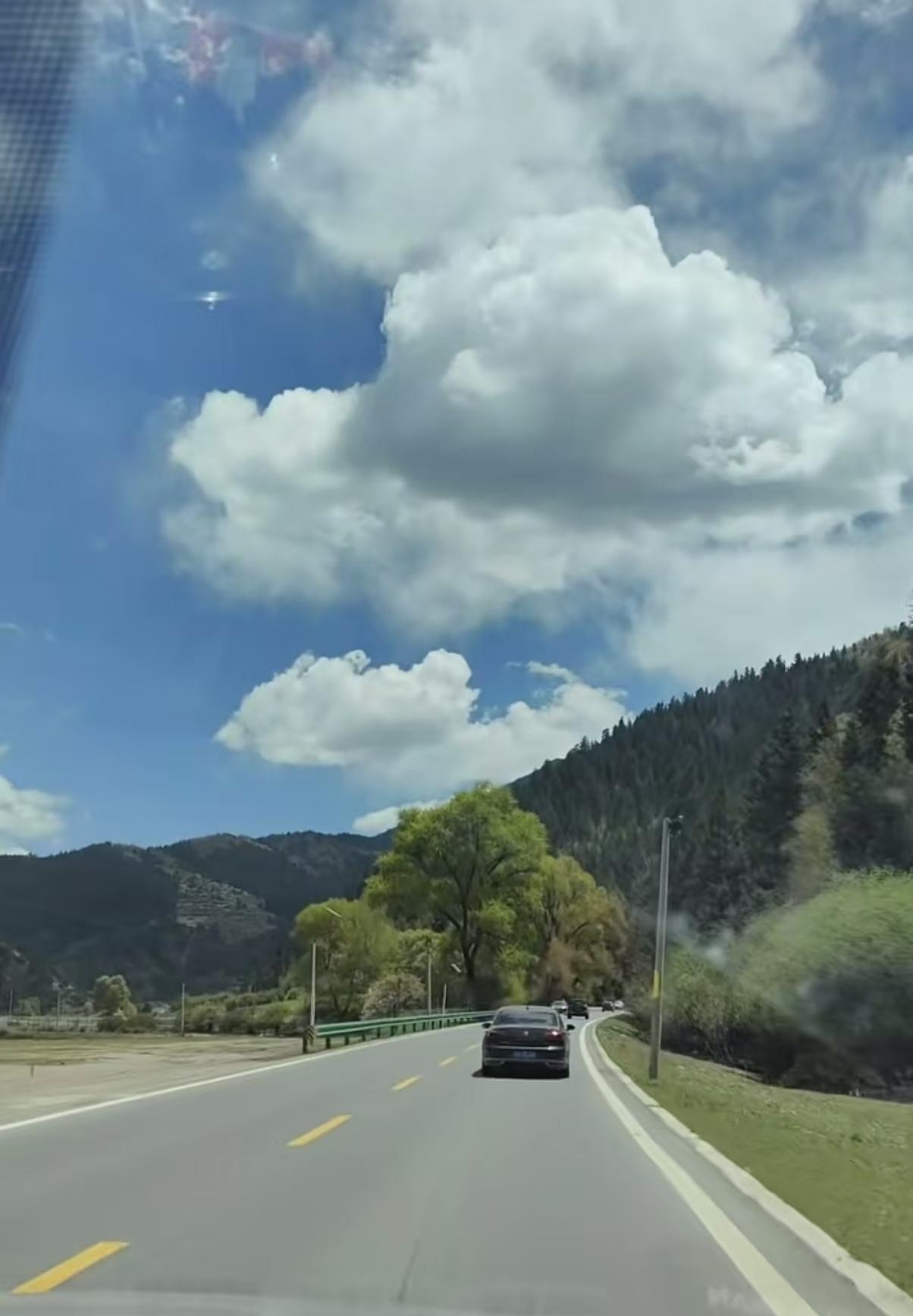 蓝天白云，山间公路，一路风景美不胜收！🌞🚗🌳行驶在这山间公路上，我忍不住多