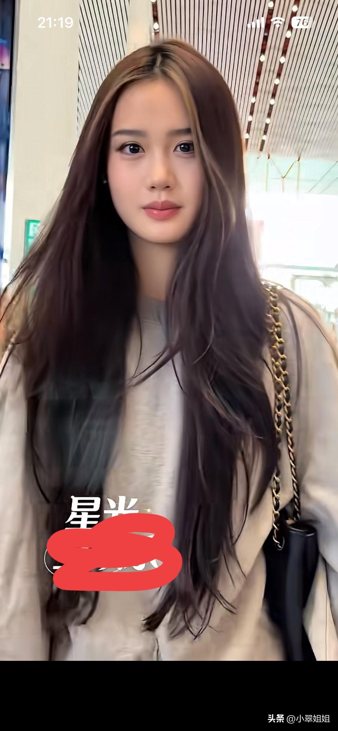 钟丽缇小女儿考拉，太漂亮了！高高的身材，天鹅的脖颈！一头浓密的长发！大大的水灵灵
