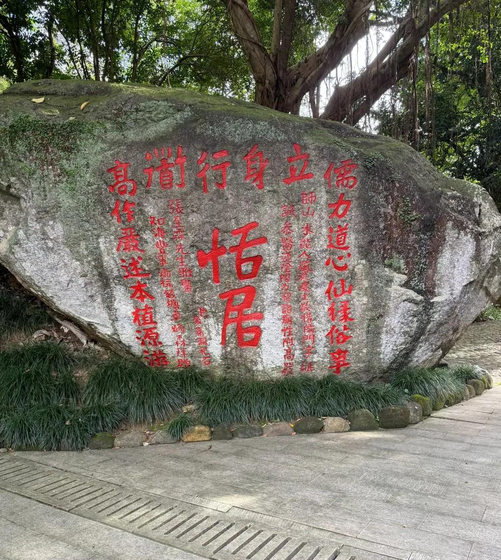 大学生找不到工作，真有客观因素！
今天公司来了个女生应聘文员，大学本科学历，各方