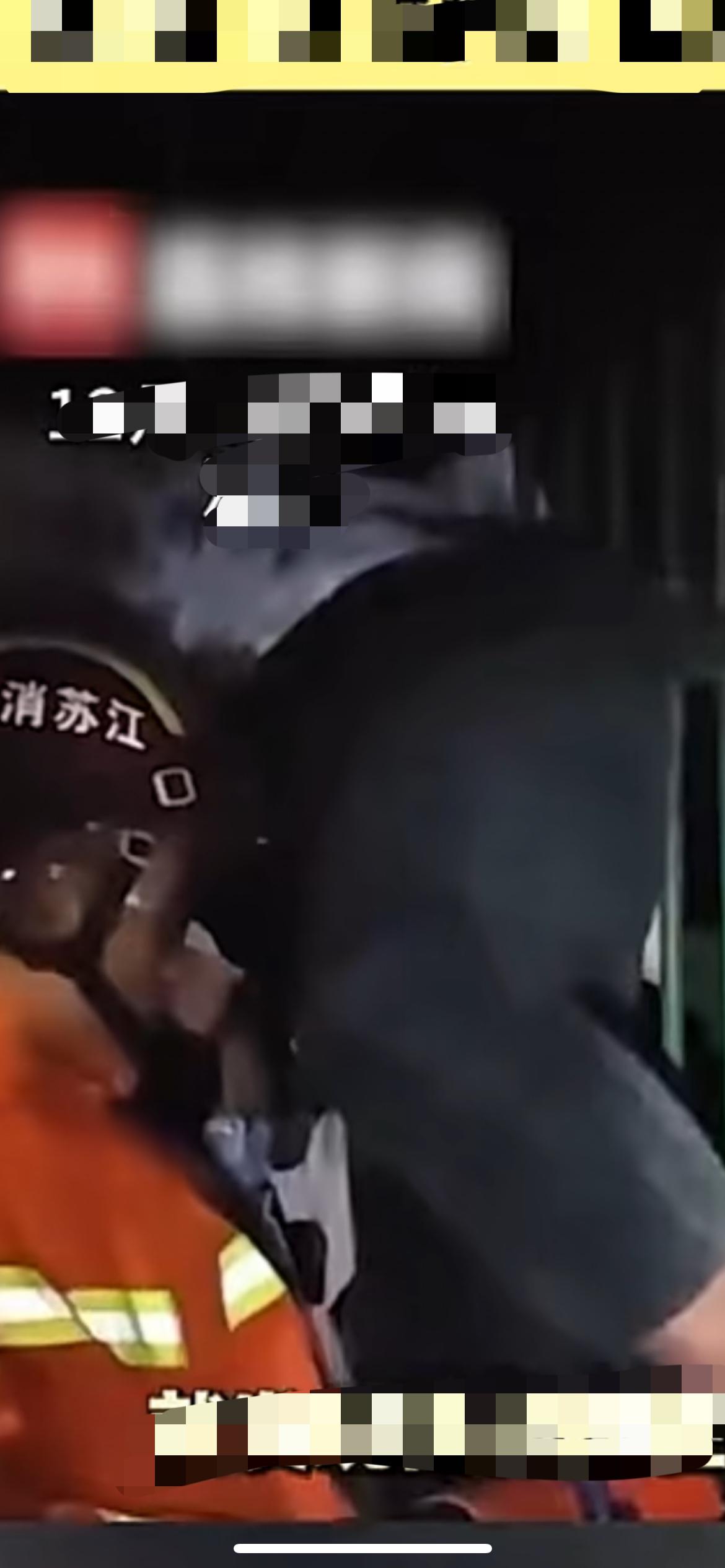 又社死又遭罪！12月18日江苏，大学生为吃宵夜半夜翻墙，被防盗铁刺扎穿屁股挂在2