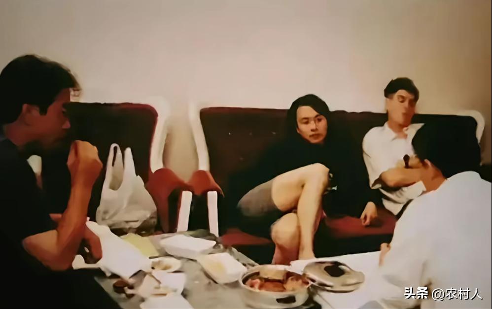 1992年《霸王别姬》拍摄时，陈凯歌、张国荣、摄影师杜可风等人刚刚吃完盒饭，聚在