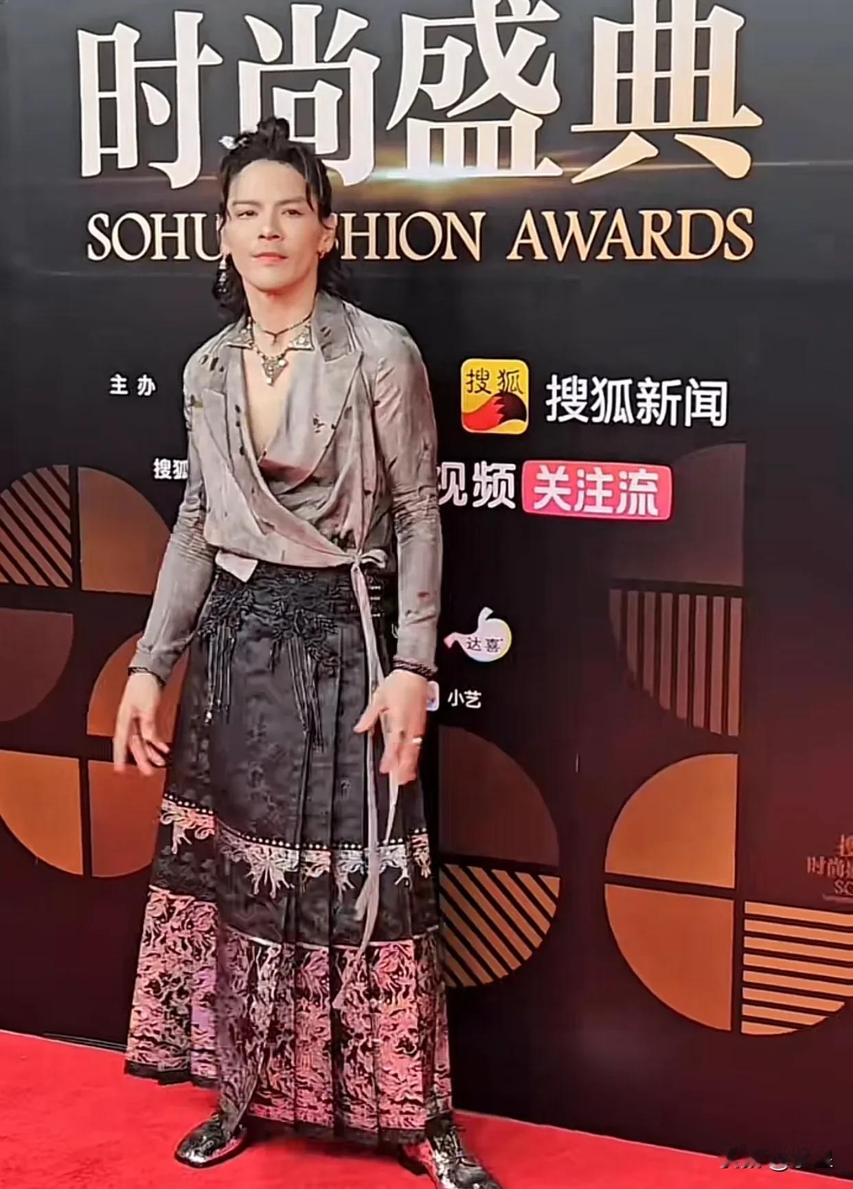 向佐到底受什么刺激了
马面裙被他穿的好丑啊[捂脸]
马面裙：我不干净了[笑哭]