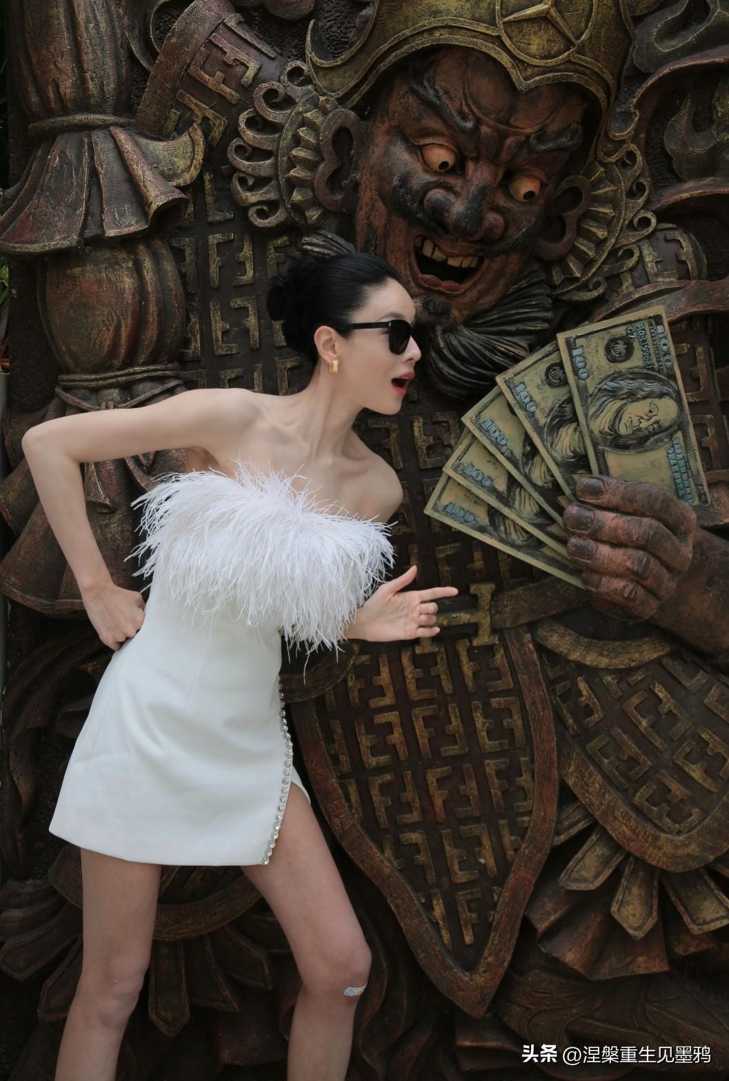 “龙女郎”张蓝心更新

张蓝心在这组照片中展现出极强的时尚掌控力与自信气场，白色