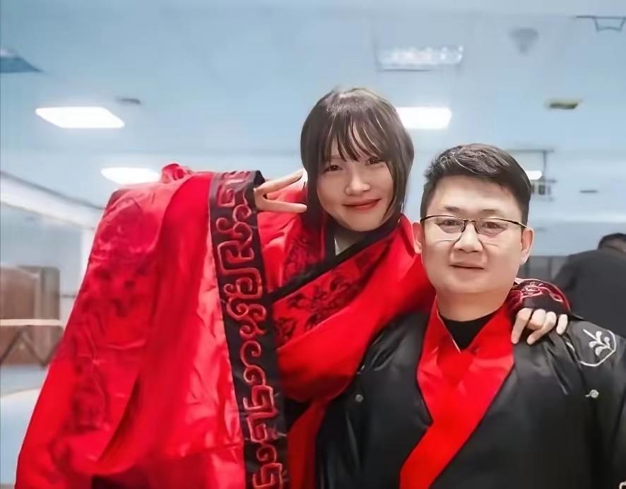 2008年5月12日，22岁的济南军区侦察兵梁智斌在北川中学废墟中徒手刨出10岁