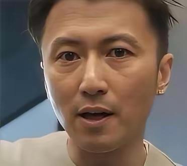 看到80年的谢霆锋的素颜照，你有没有觉得释然？这么护脸的明星，脸上也一样写满了岁