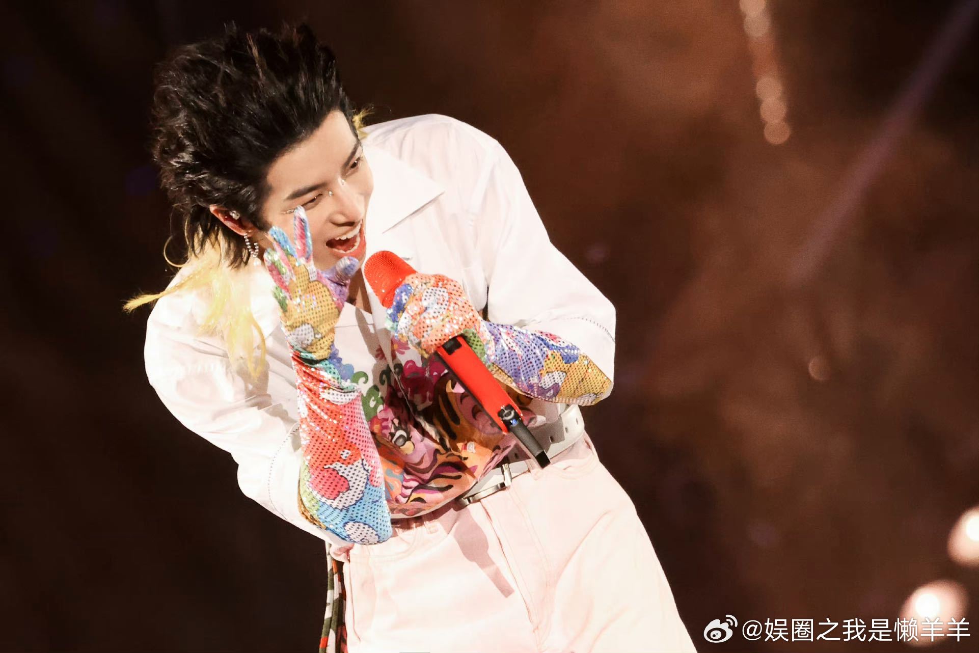 #华晨宇演唱会刷新场馆纪录#华晨宇你就是我的神，这次在演唱会现场唱了自己的新歌，