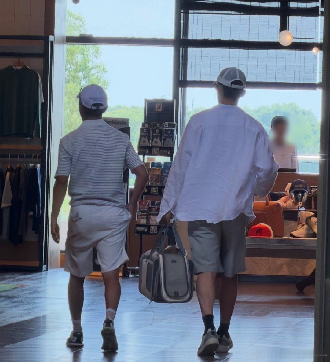 偶遇黄景瑜打高尔夫网友偶遇黄景瑜打高尔夫🏌️！网友偶遇黄景瑜打高尔夫
