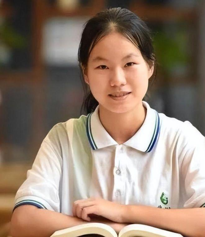 2020年7月，16岁广东女孩高二时参加高考，口出狂言：“我懒得考清华北大！”她