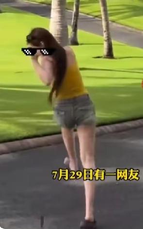 幸好后面有人看到了，惊呼一声，“美女，后面有蛇！"
一听有蛇，美女条件反射般的立