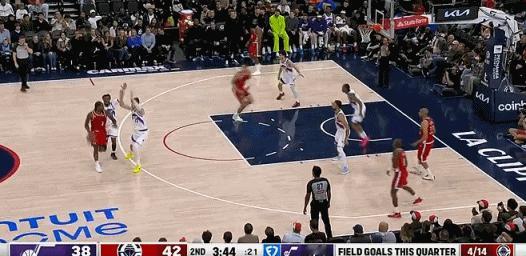 底角接球三分~！！！ 