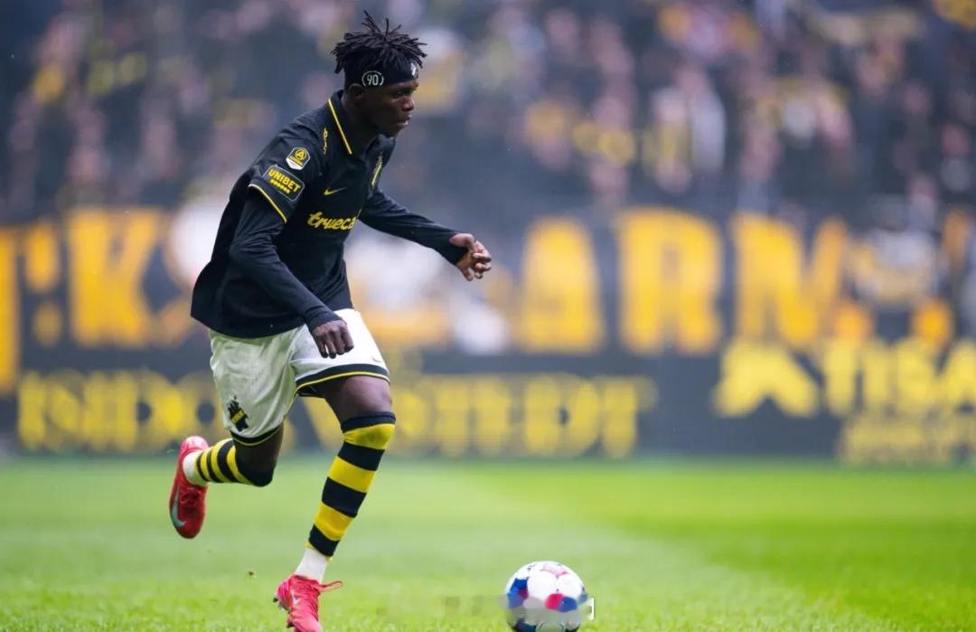 德国天空体育消息，多特蒙德、莱比锡红牛和勒沃库森是三支正密切关注右边锋扎多克-约