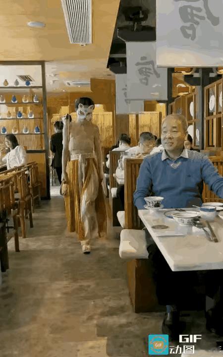 喝茶就喝茶，动手动脚的可不好
