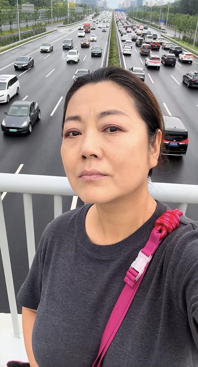 刚抖音刷到一个视频，我一看这不是王茜华吗？
粉丝给她留言问她怎么瘦的，她说少吃。