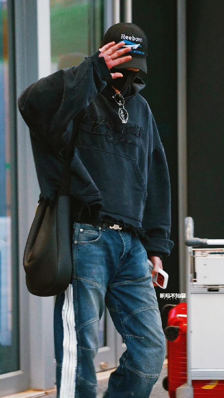 刘宇宁的电玩宇宙里，3C 数码藏着太多惊喜！戴上耳机就能沉浸式闯进游戏世界，上手