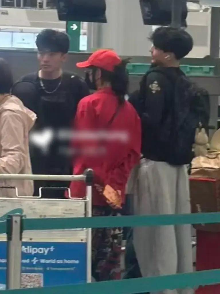 张柏芝带三个儿子现身机场启程飞往澳洲度假，一家四口好有爱，15岁小Q比Lucas