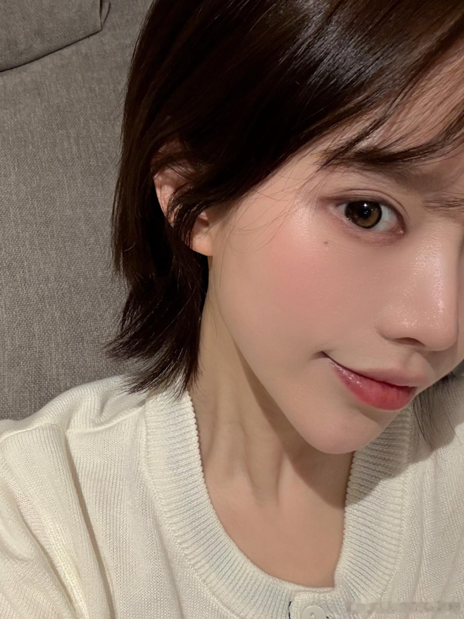 我今天下午突然长出来了一颗泪痣！！我妈说我中午吃饭的时候都没有好神奇啊 