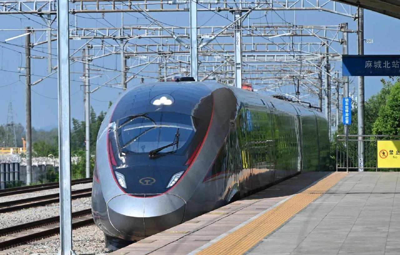 共和国利剑，长客唐厂颜值巅峰。
CR400BF-Z型智能动车组是由中车长春轨道客