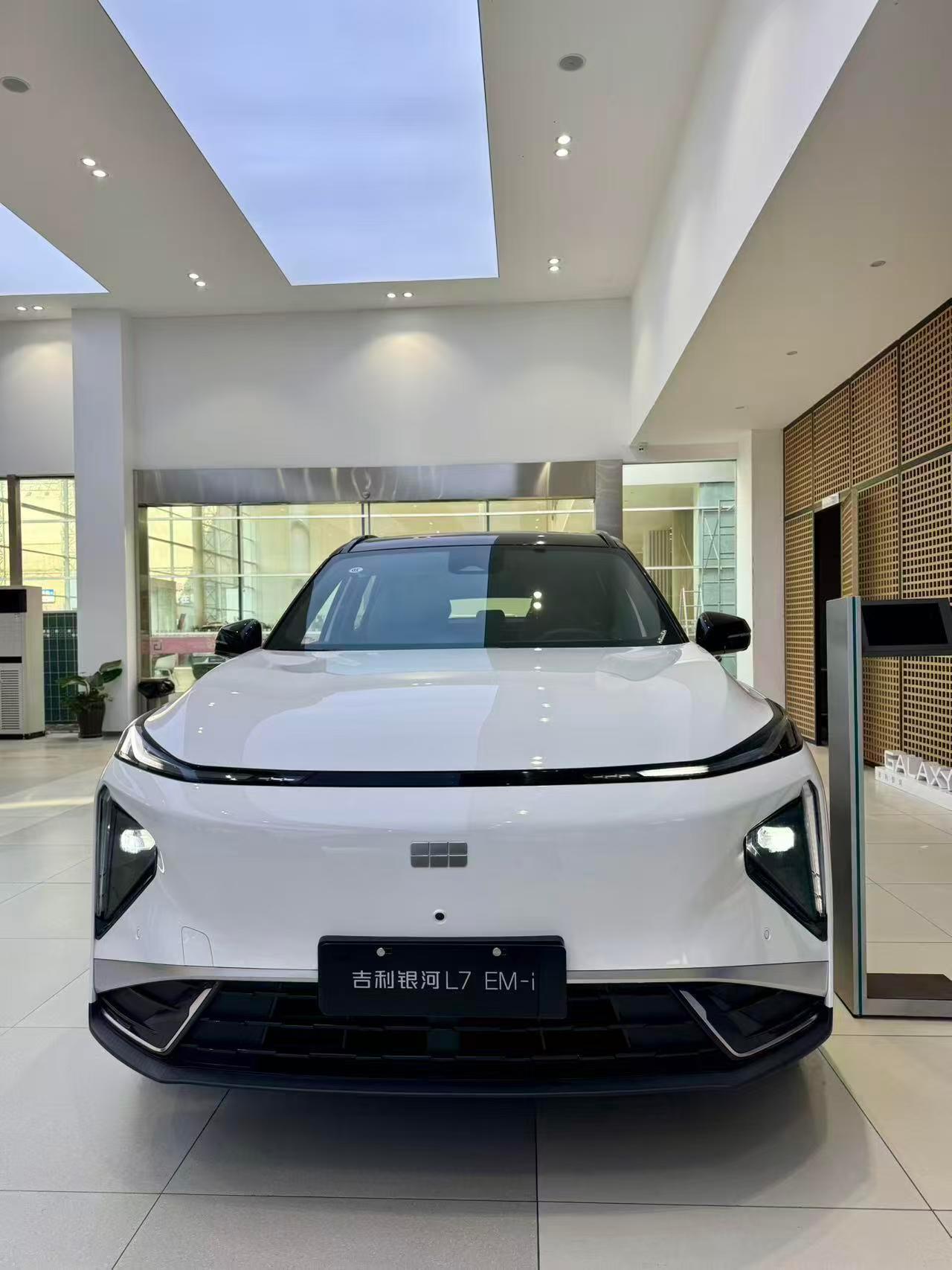 副驾有超大娱乐屏，还能连蓝牙耳机，看剧不打扰司机。 