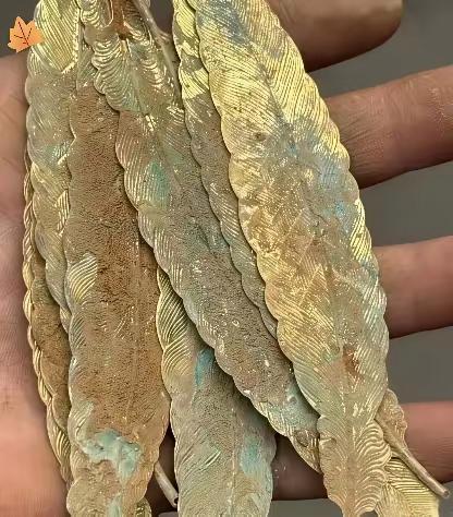 昨儿去收旧书报，一个老太太从里屋摸出几片压箱底的小东西
看着像小金叶子，我花三十